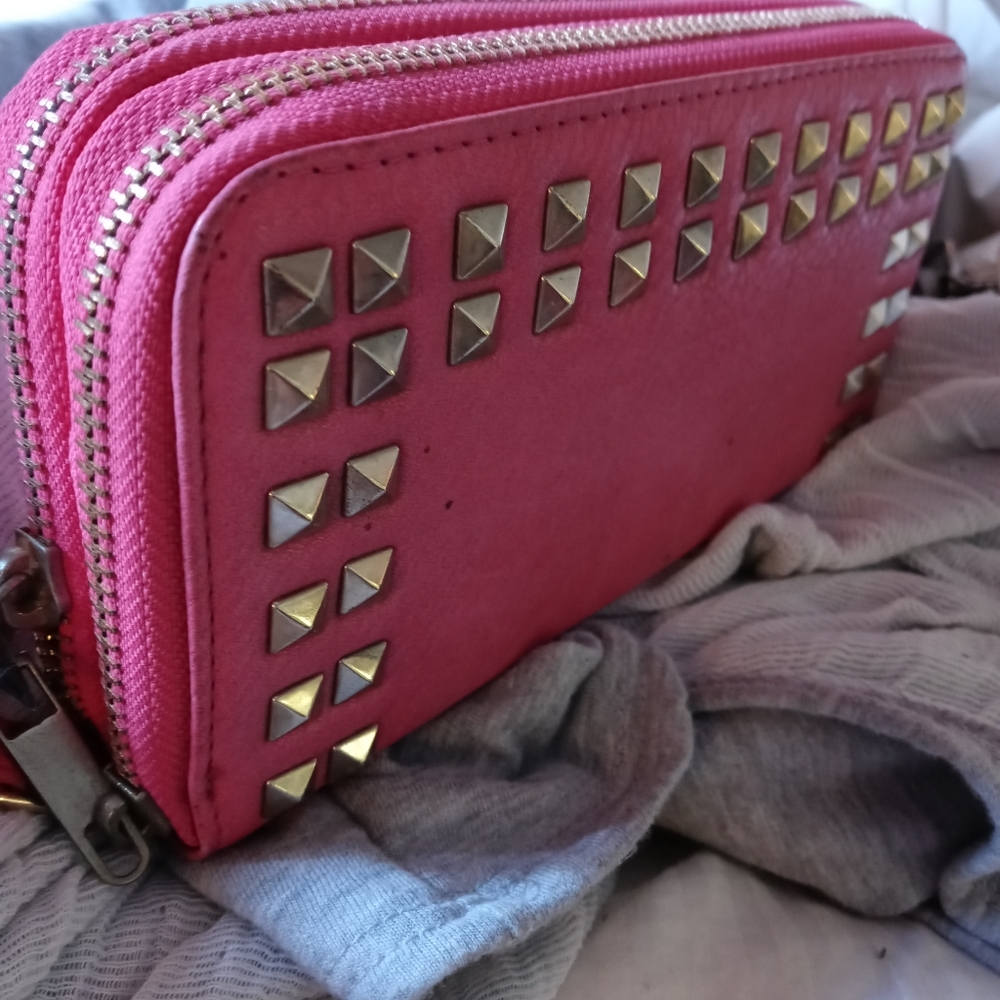 All vegan wallets or wrislets